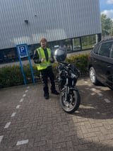 Geslaagde motorrijder bij de lesmotor van MY-Line