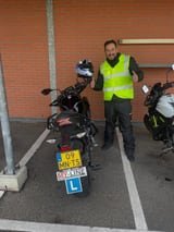 Geslaagde motorrijder bij de lesmotor van MY-Line