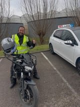 Geslaagde motorrijder bij de lesmotor van MY-Line