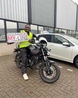 Geslaagde motorrijder bij de lesmotor van MY-Line