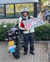 Geslaagde motorrijder bij de lesmotor van MY-Line