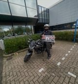 Geslaagde motorrijder bij de lesmotor van MY-Line