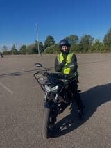 Geslaagde motorrijder bij de lesmotor van MY-Line