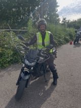 Geslaagde motorrijder bij de lesmotor van MY-Line
