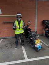Geslaagde motorrijder bij de lesmotor van MY-Line