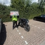 Geslaagde motorrijder bij de lesmotor van MY-Line
