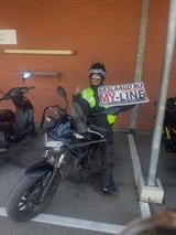 Geslaagde motorrijder bij de lesmotor van MY-Line