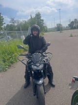 Geslaagde motorrijder bij de lesmotor van MY-Line