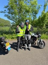 Geslaagde motorrijder bij de lesmotor van MY-Line