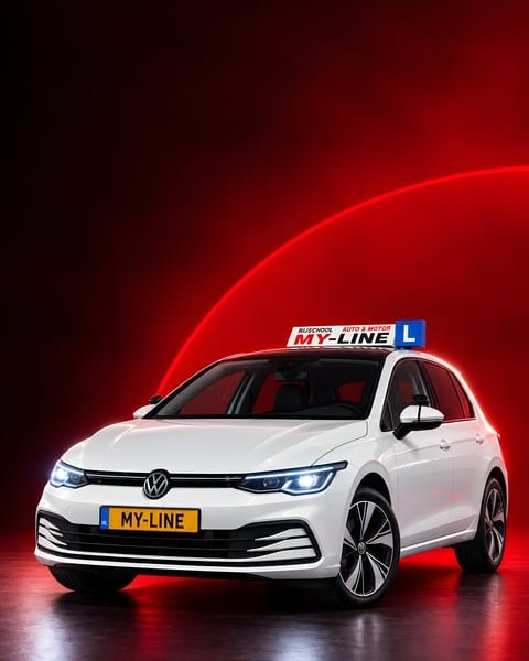 De witte Volkswagen Golf van MY-Line met dakbord en kenteken MY-LINE in een rode studio