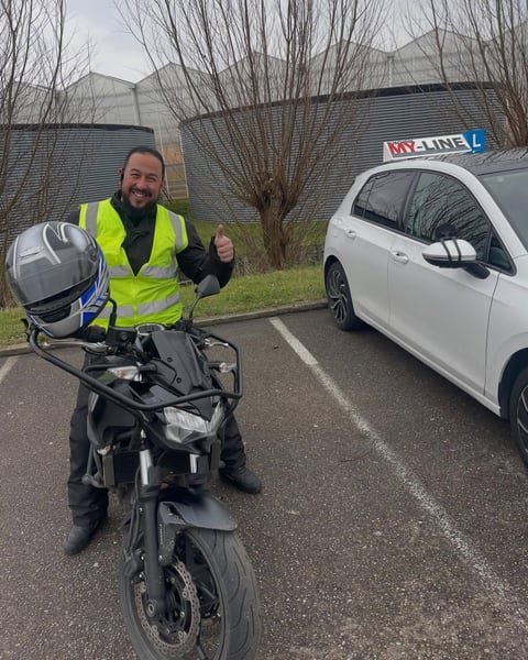 Geslaagde motorrijder bij de lesmotor van MY-Line