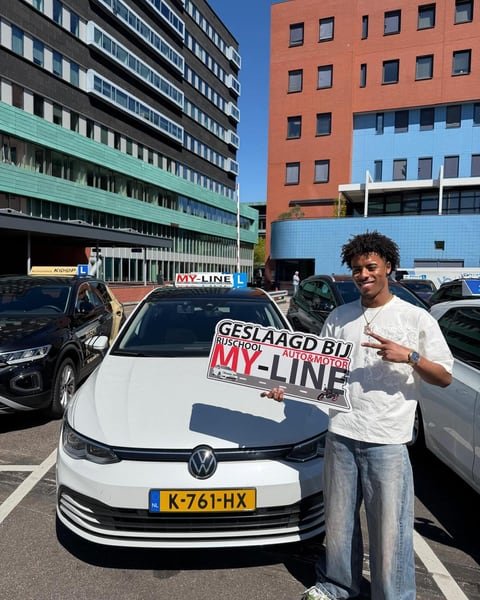 Geslaagde leerling van MY-Line bij de lesauto of de lesmotor