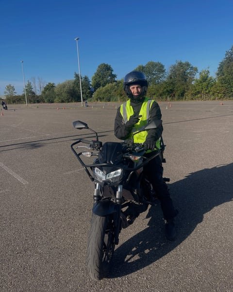 Geslaagde motorrijder bij de lesmotor van MY-Line