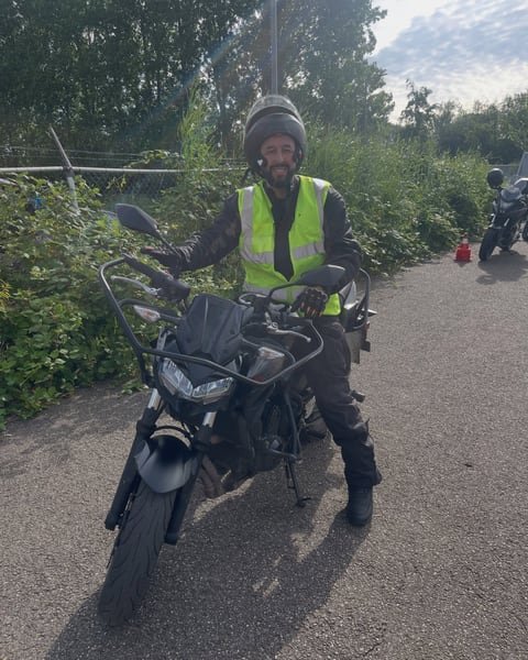 Geslaagde motorrijder bij de lesmotor van MY-Line