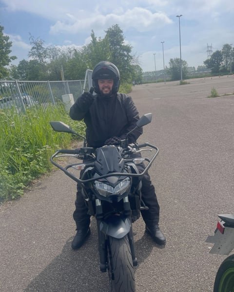 Motorleerling met helm op de lesmotor van MY-Line