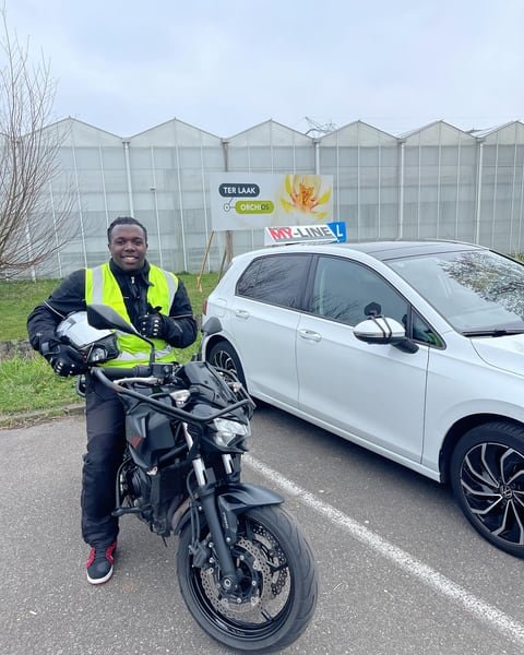 Geslaagde motorrijder bij de lesmotor van MY-Line