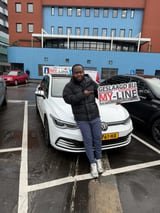 Geslaagde leerling met het bord van MY-Line bij de lesauto of lesmotor